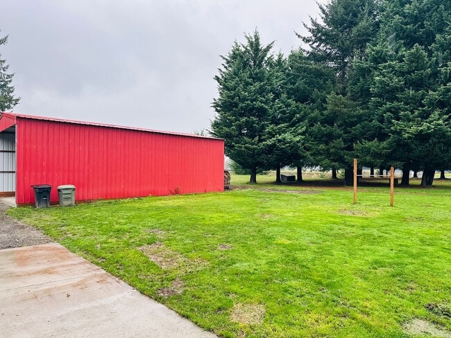 Building Photo - Charming Vintage Farm House