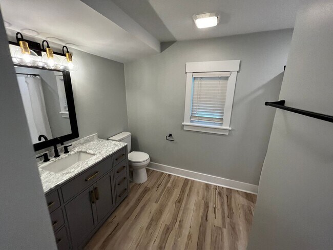Building Photo - 4Bed/3Bath Renovated Student friendly housing