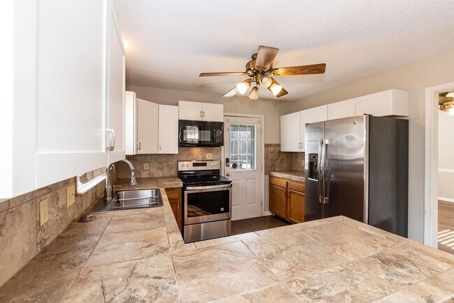 Building Photo - Three Bedroom Home!