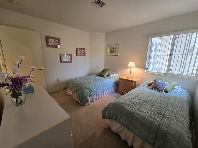 Building Photo - Fully Furnished single story 2 bed 2 bath ...