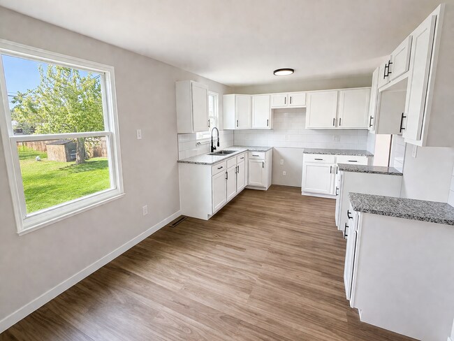 Building Photo - Newly Rehabbed 4BR Home in Hamilton Schools w/ Full Basement