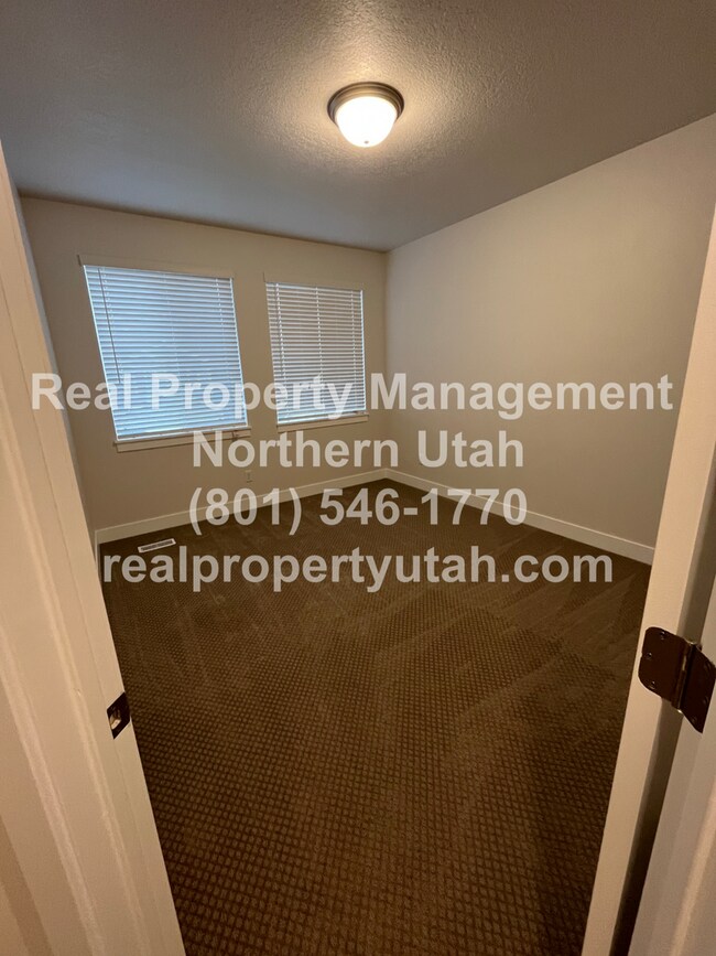 Building Photo - 3 Bedroom 2.5 Baths End Unit Townhome Avai...