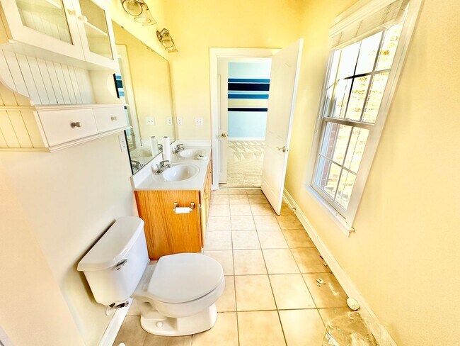 Building Photo - 715 Fairway Point Dr