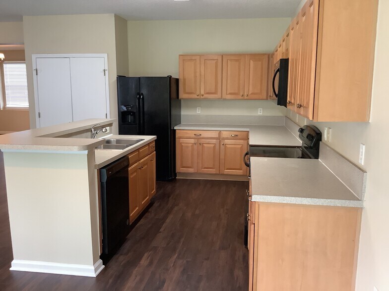 Building Photo - 11293 Justin Oaks Dr N