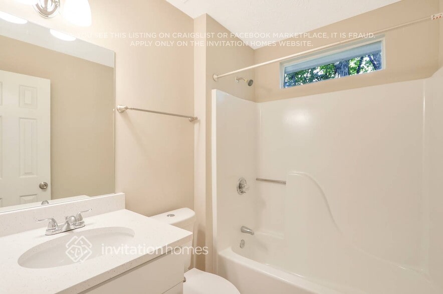 Building Photo - 662 Lakeridge Dr SE