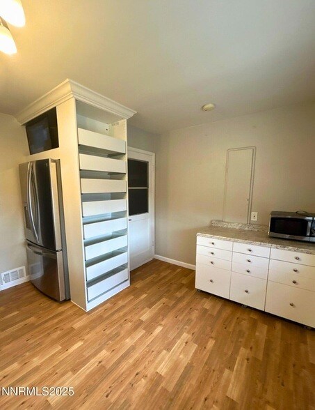 Building Photo - 320 W Plumb Ln