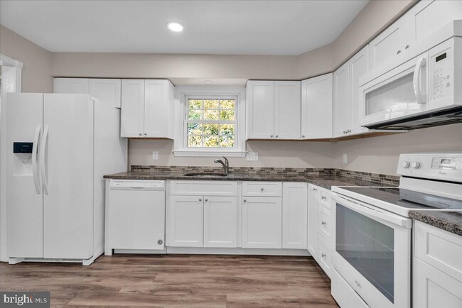 Building Photo - 38 Burgundy Dr