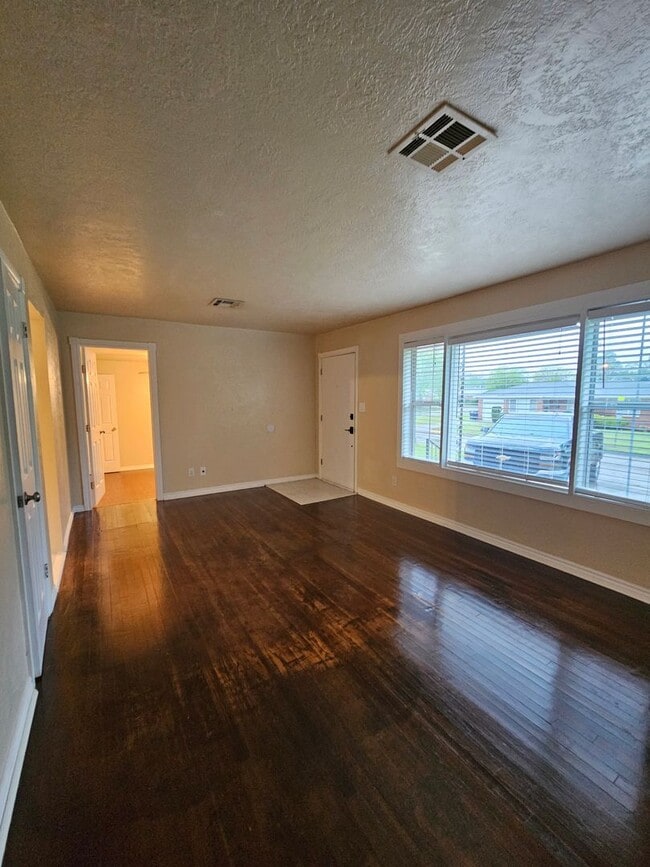 Building Photo - (4) Bed/(2) Bath Close to Campus! Avail NOW!
