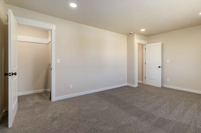 Building Photo - 4320 SW 2nd Ave