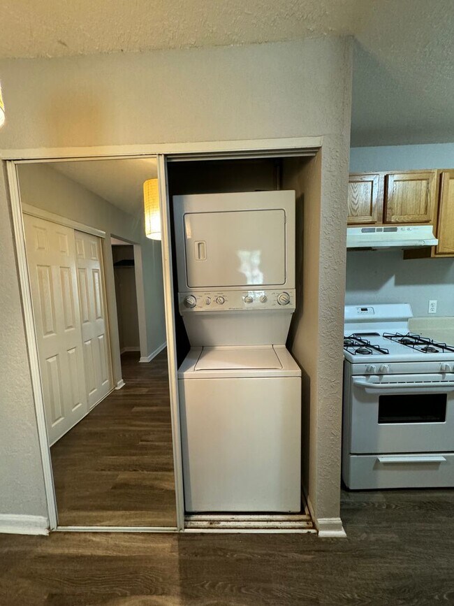 Building Photo - Come See This Beautiful Remodeled 2 Bed 1 Bath Condo in Mystic Woods! Available Now!