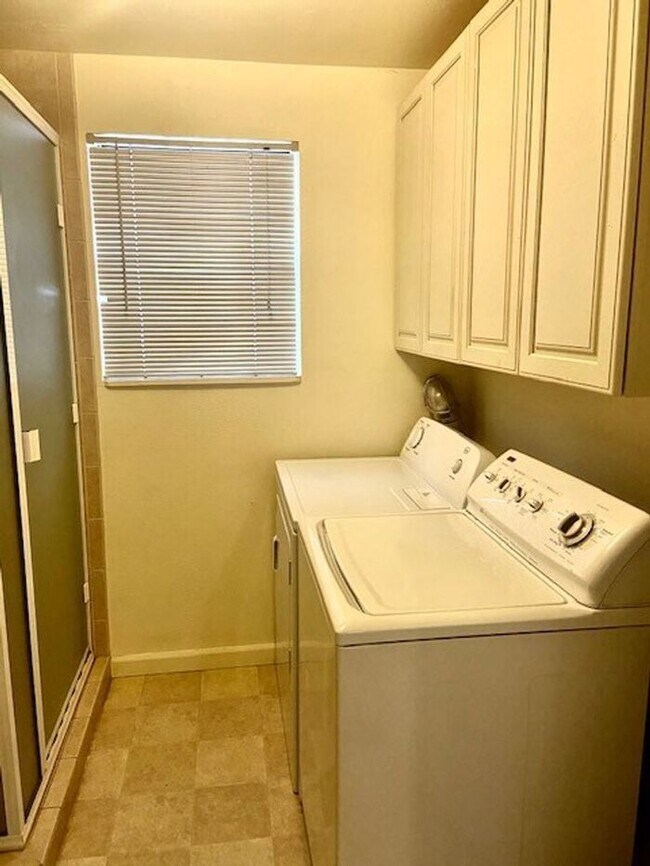 Building Photo - Gorgeous 4 Bed, 2 Bath Home in Central For...
