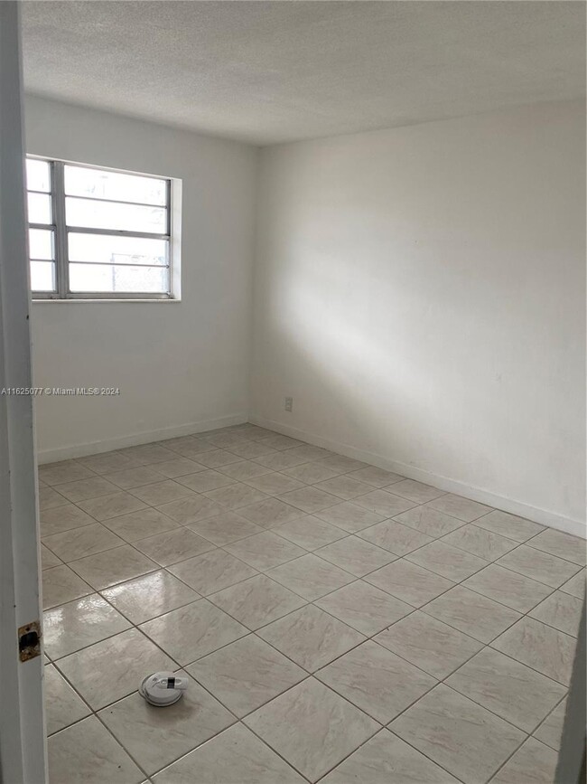 Building Photo - 1 bedroom in Hallandale FL 33009