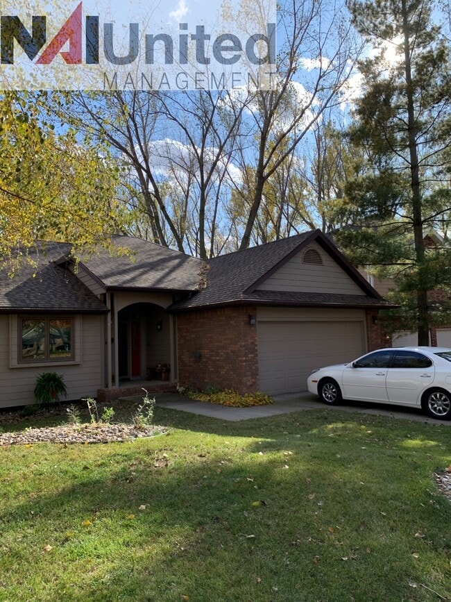 Building Photo - House for Rent 3 BR, 2 bath house, main floor laundry, 2 fireplaces, attached garage, Dakota Dunes