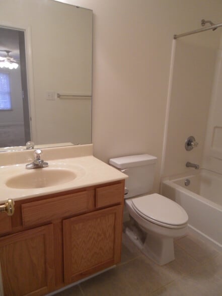 2nd Floor Bath - 5320 Goldenglow Way