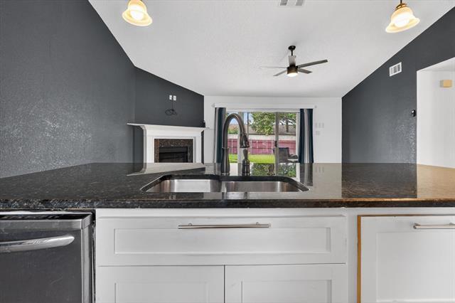 Building Photo - 7009 Shadow Bend Dr