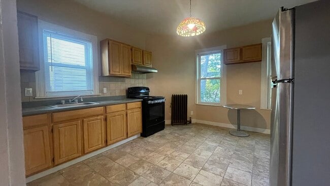 Building Photo - 33 Hollander St