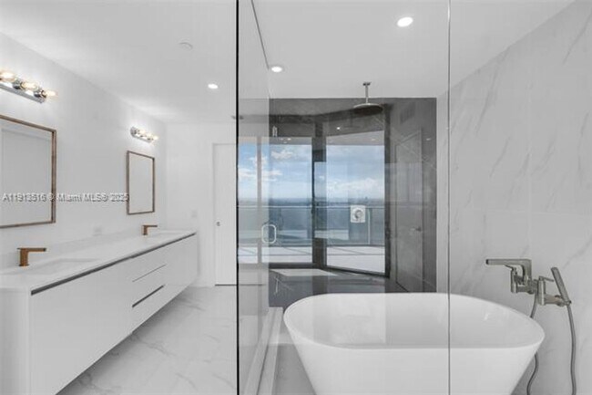 Building Photo - 700 NE 24th St