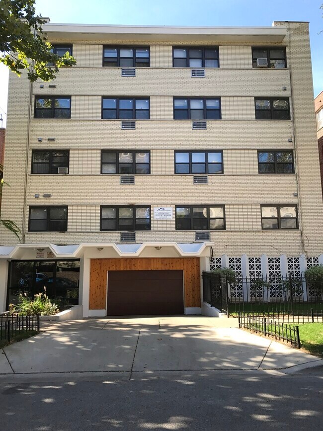 Primary Photo - 5940 N Kenmore Ave