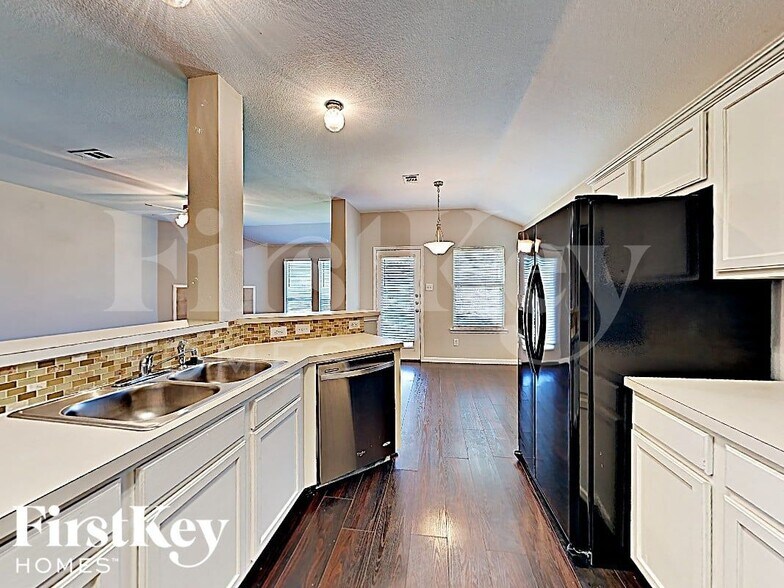 Building Photo - 724 Bamboo Dr