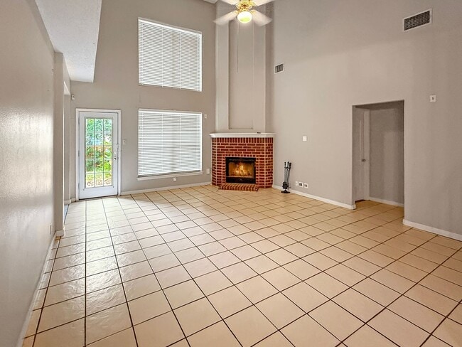 Building Photo - Charming 4-Bedroom Home