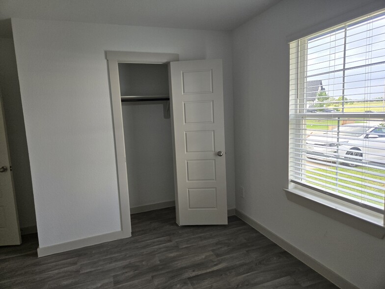 Building Photo - 3555 Crestfield Ln