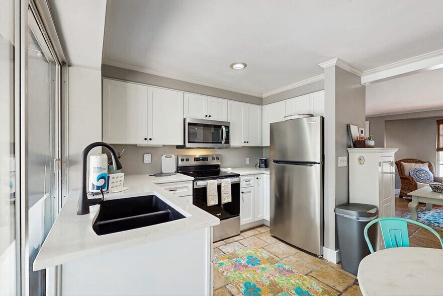 Building Photo - 5615 Guava St