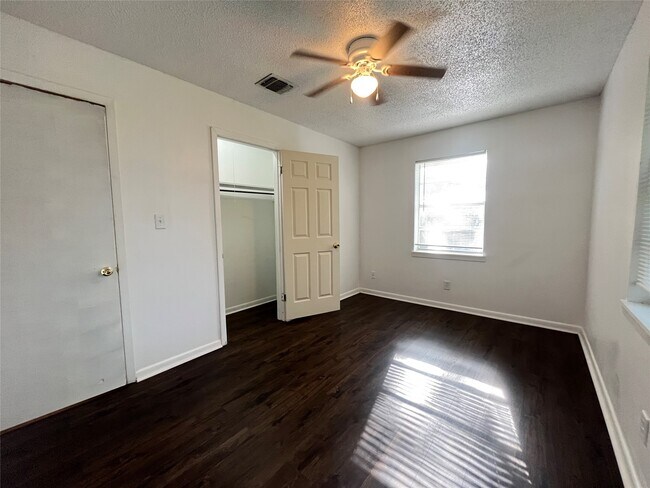 Building Photo - 409 La Bradford Dr