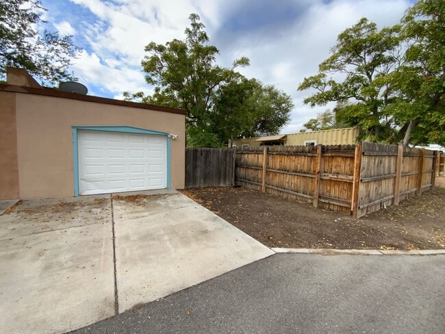 Building Photo - 3 Bedroom Townhome Available Near Albuquer...