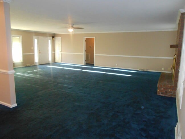 Building Photo - Spacious 3 bedroom, 3 bath home located off HWY 501