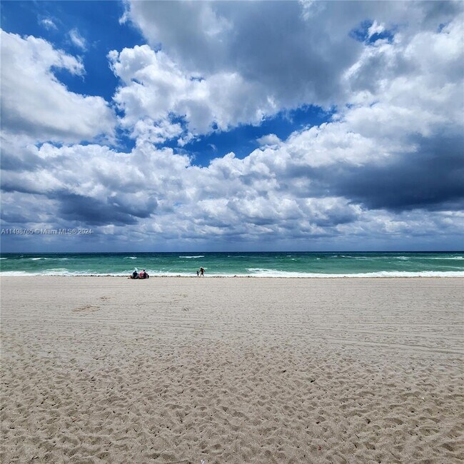 Building Photo - 3000 S Ocean Dr