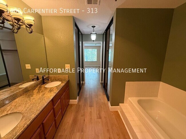Building Photo - 1400 Carpentier St