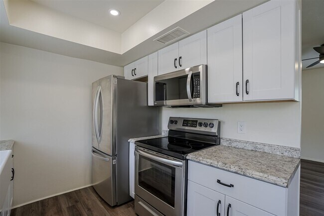 Building Photo - 2 bedroom, 2 bath condo near the airport