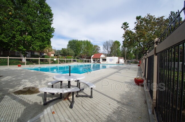 Building Photo - 10020 Larwin Ave