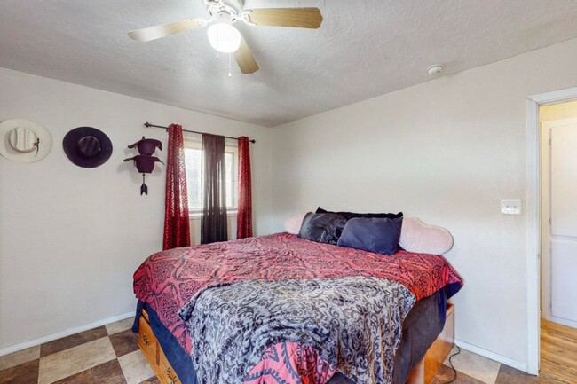 Building Photo - AVAILABLE NOW Cozy 4 bed -1 bath - Close t...