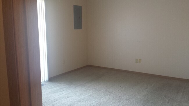 Building Photo - Nice Duplex in Clever. Clean two bedroom, ...