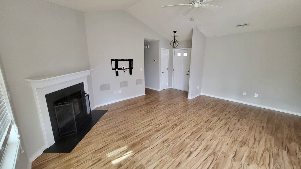 Living Room/Foyer - 307 Smallwood Ct