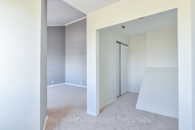 Building Photo - Renovated 2 Bedroom, 2.5 Bath Townhome