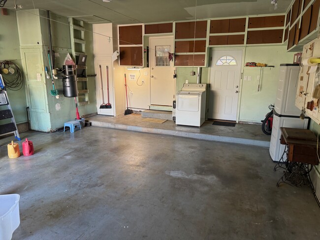 Garage & Utilities - 3009 N Woodcrest Dr