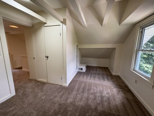 Building Photo - Freshly Updated 2 Bedroom Home with Bonus Room in North Hill