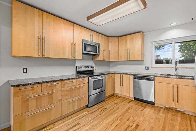 Building Photo - 1558 Greenbriar Blvd