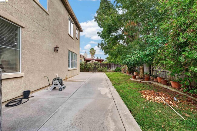 Building Photo - 6708 Sao Tiago Way
