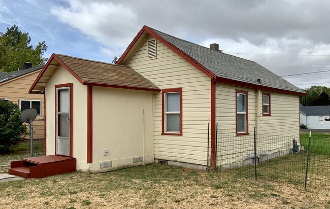 Building Photo - Hard to find 1 Bed 1 Bath House