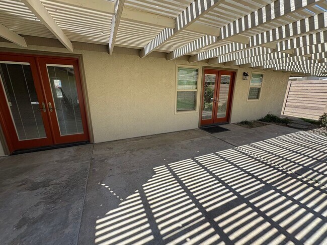 Building Photo - 2322 E Vassar Dr