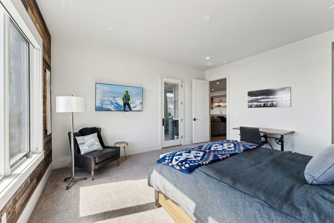 Building Photo - 3450 Ridgeway Dr