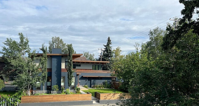 Building Photo - 1019 N St