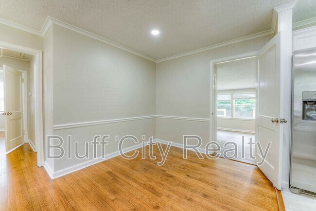 Building Photo - 1409 Dearing Rd
