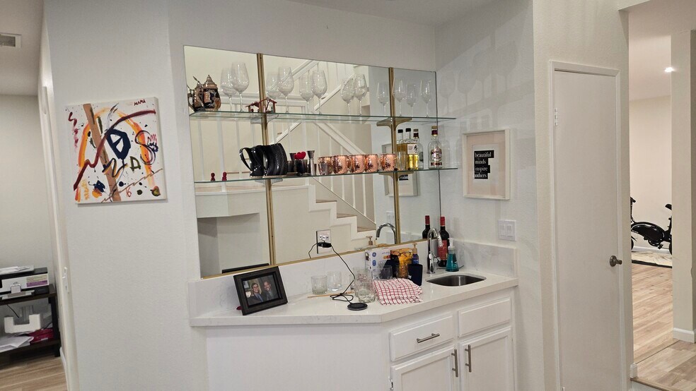 Building Photo - 22195 Summit Hill Dr