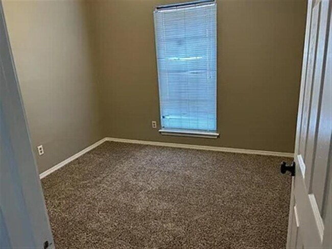 Building Photo - Nice home with 3 Bedrooms, 2 Baths