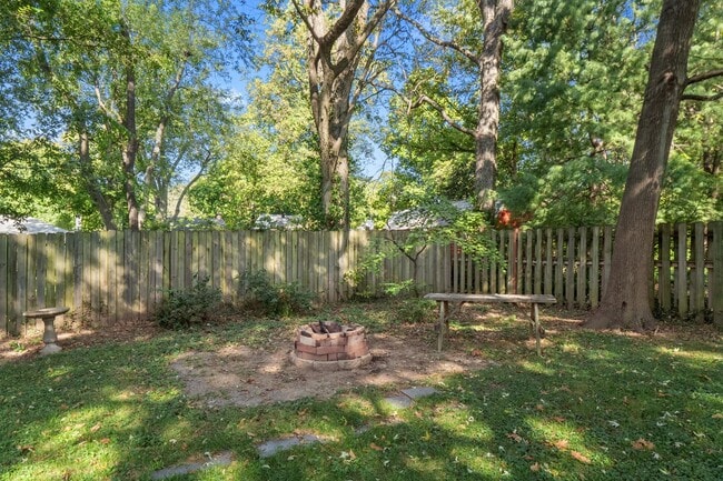 Building Photo - Webster Wonder w/ Floors Galore!