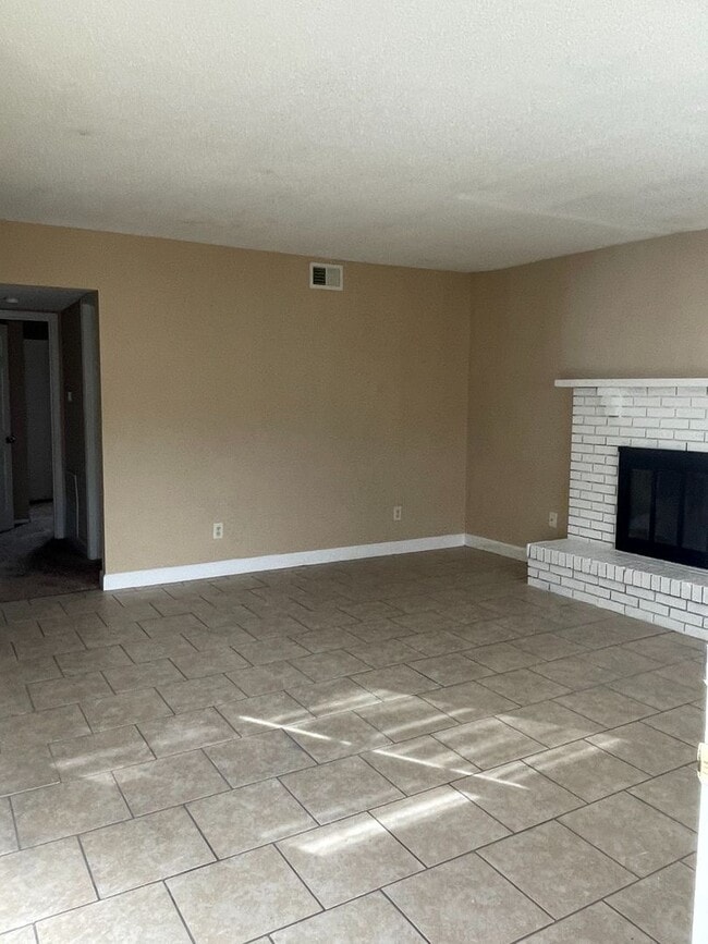 Building Photo - 295/297 Chris Dr.